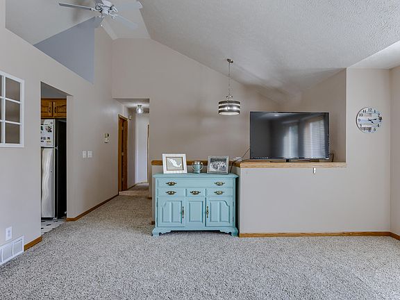 4th image of 111 Woodbury Cir