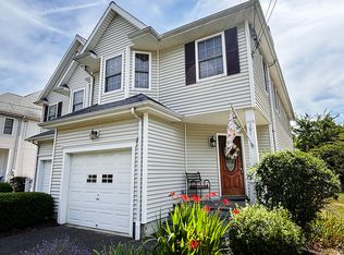 391 S Pine Creek Rd, Fairfield, CT 06824