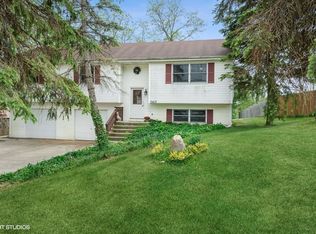 5413 W Highland Dr, McHenry, IL 60050