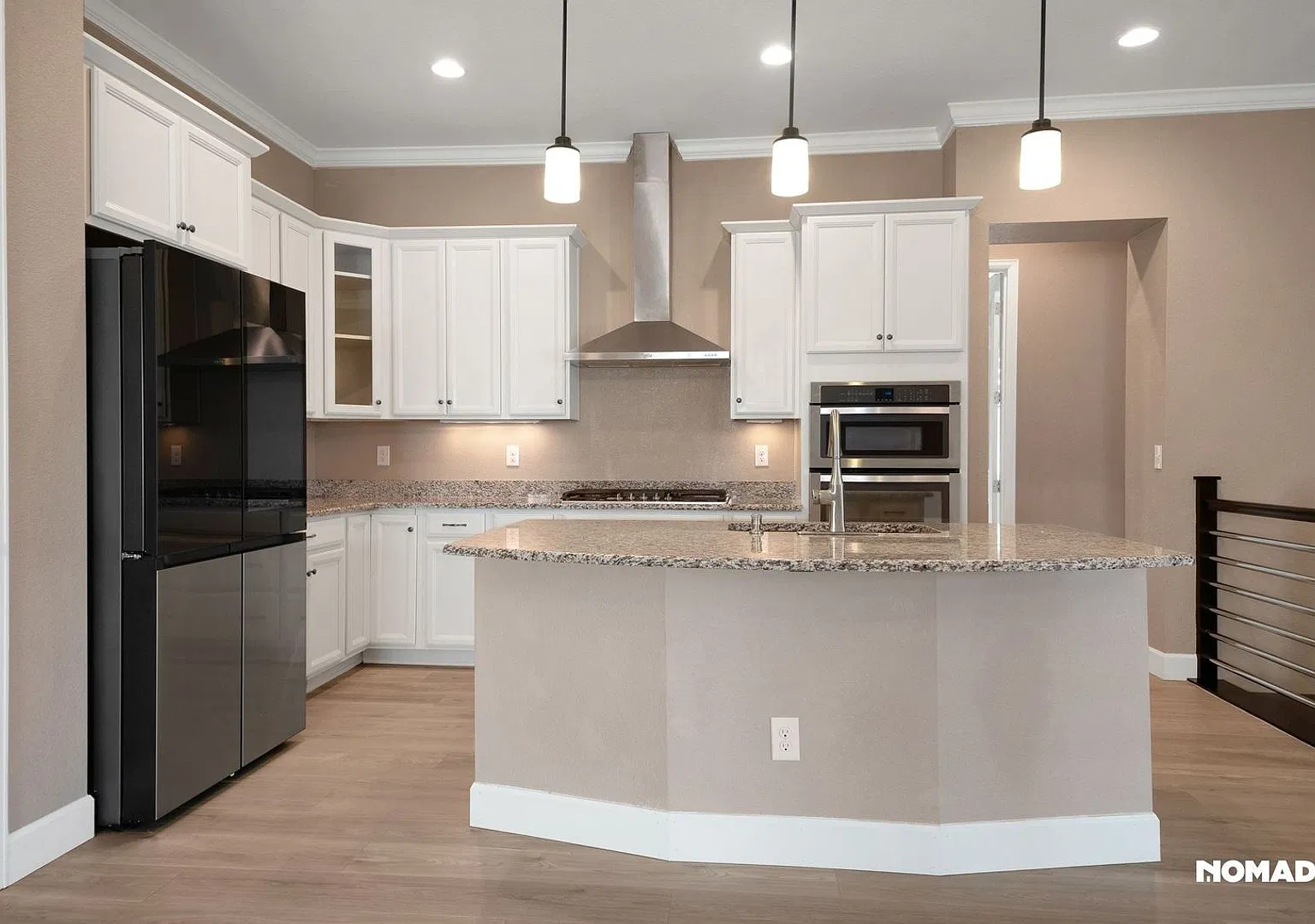 Spacious 5-Bedroom Home in Aurora Prime Location & Top Schools — Photo 3