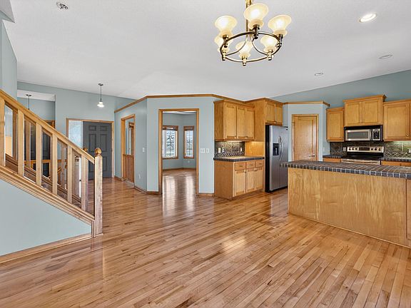 4th image of 101 Carriage Hill Dr E