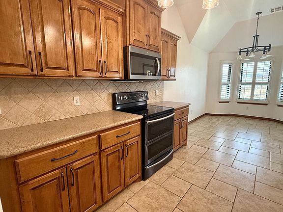 4th image of 2620 SE 8th St