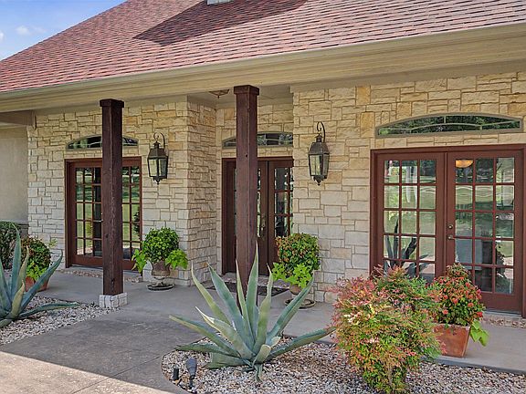 5th image of 1529 Cypress Bend Dr