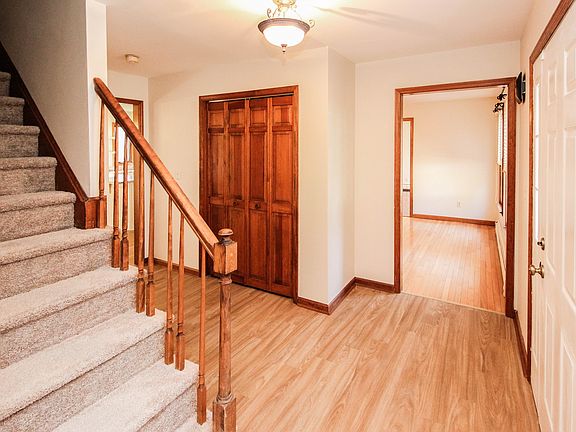 4th image of 36 Carriage House Dr