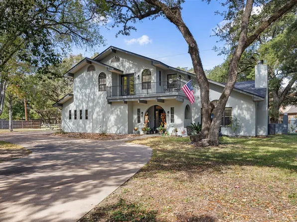 104 N Hickory Ln, Columbus, TX 78934