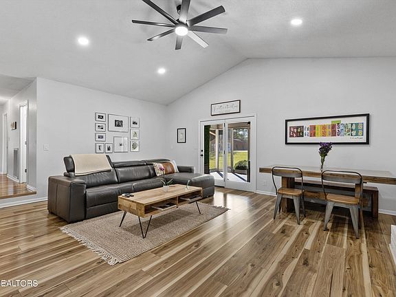 5th image of 1011 Oxford Hills Dr