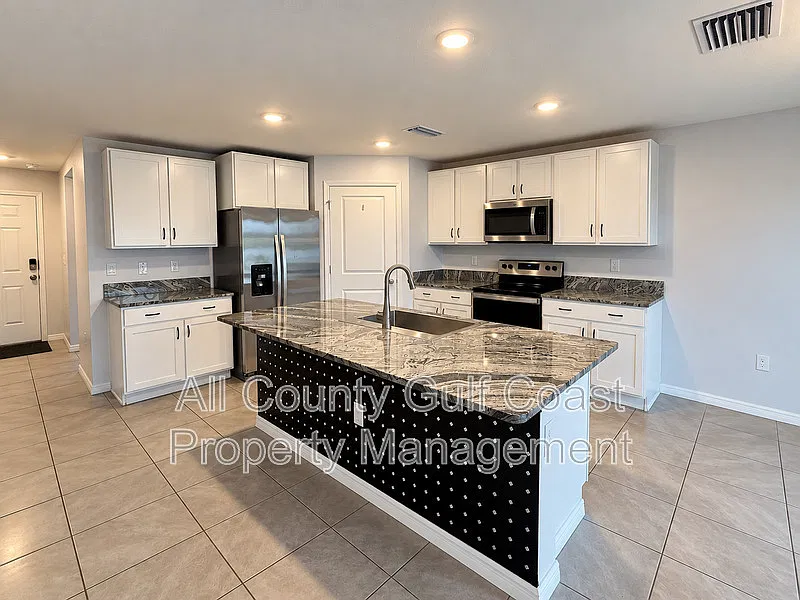 4 bed, 3.0 bath, 2435 sqft, $2,995 — Photo 2