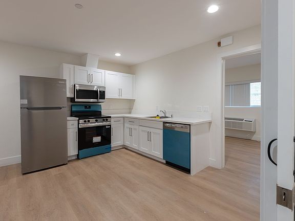 4th image of 7311 S Broadway #100