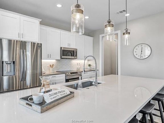 5th image of 284 Estates Cir #284