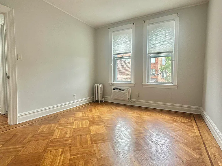 581 20th St #2 — Photo 3