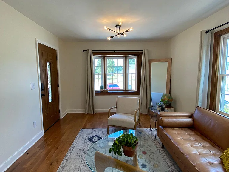 687 Truxton Dr — Photo 2