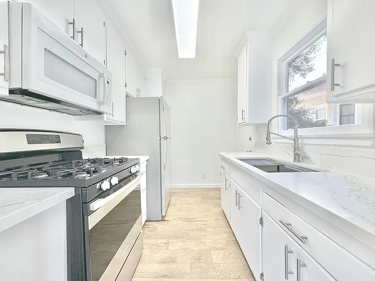 435 San Vicente Blvd — Photo 8