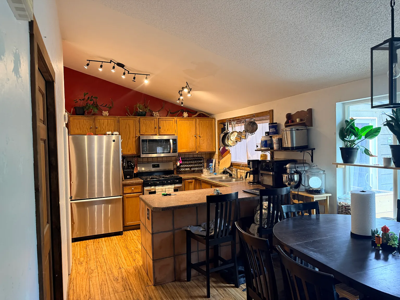 3 bed, 1856 sqft, $4,000 — Photo 4