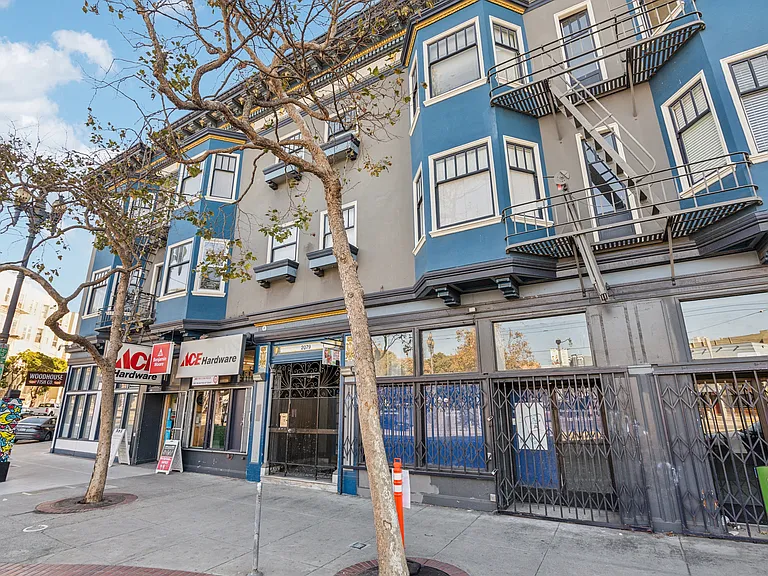 Side exterior view of the apartment building at 2075 Market St, San Francisco, CA 94114, USA