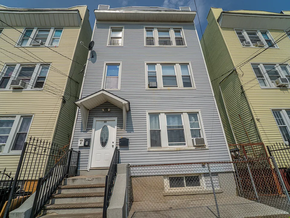 422 Woodside Ave #3