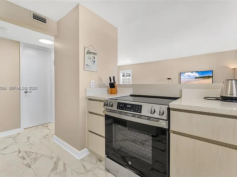 1418 Collins Ave #504 — Photo 9
