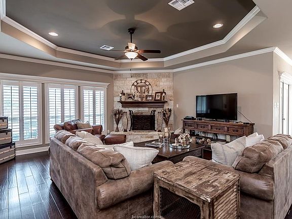 3rd image of 2112 Chestnut Oak Cir