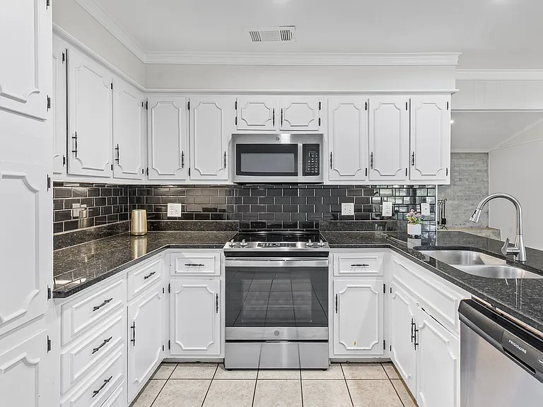 221 Azalea Dr — Photo 6
