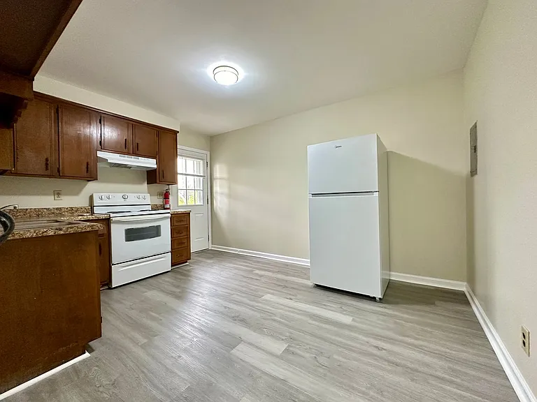 1906 Batts Ln — Photo 8