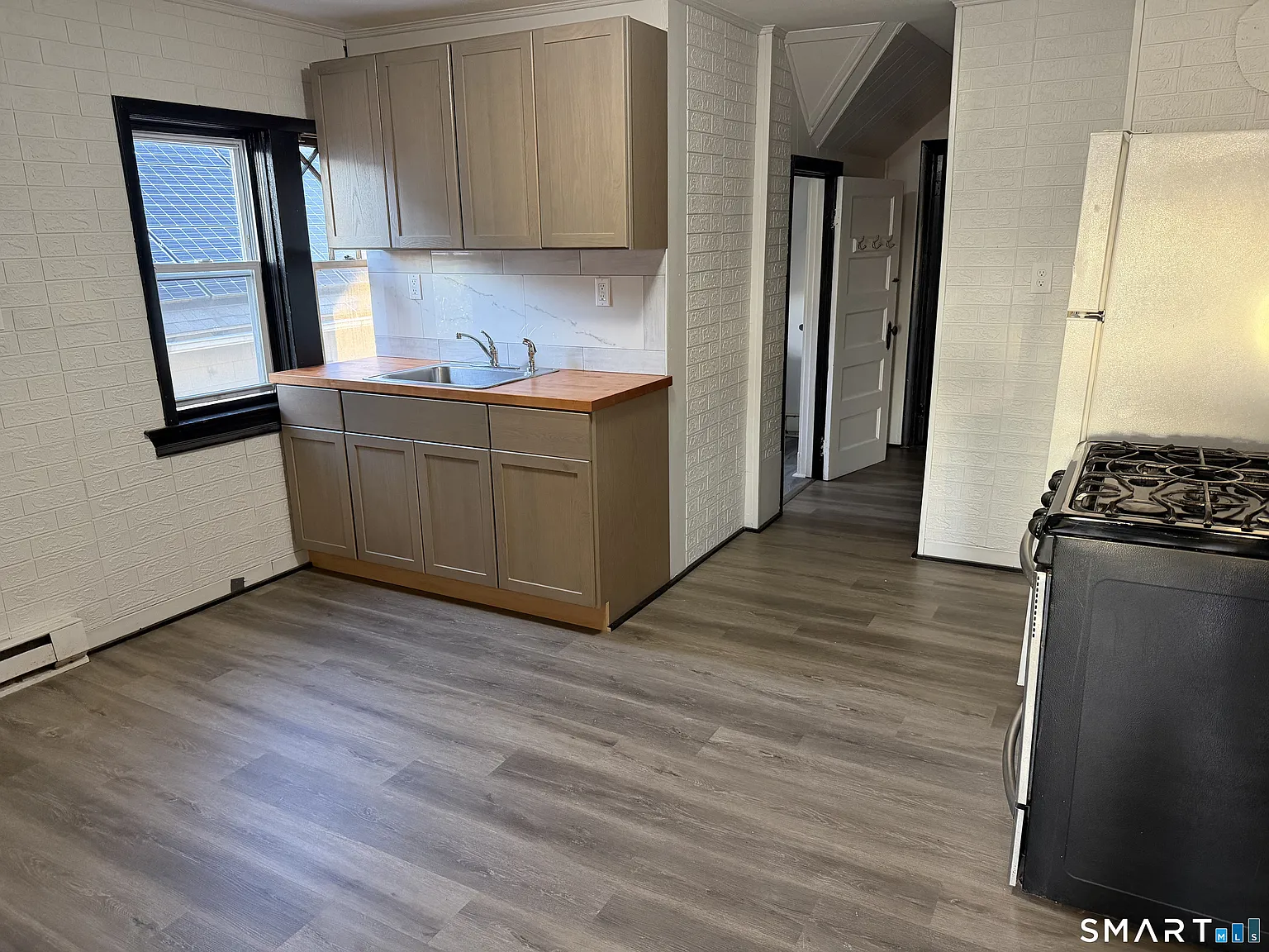 2 bed, 1.0 bath, 2863 sqft, $1,700 — Photo 2