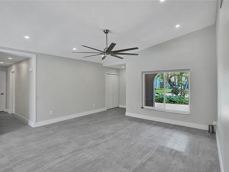 11627 SW 50th St — Photo 3