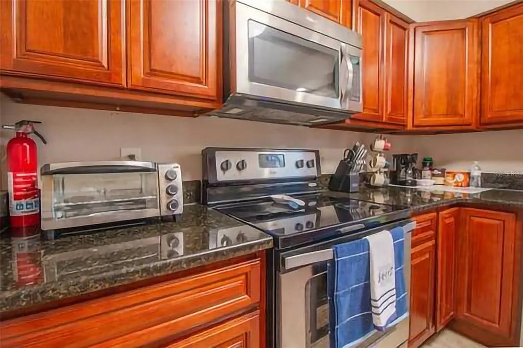 6 bed, 4.0 bath, 2020 sqft, $5,400 — Photo 3