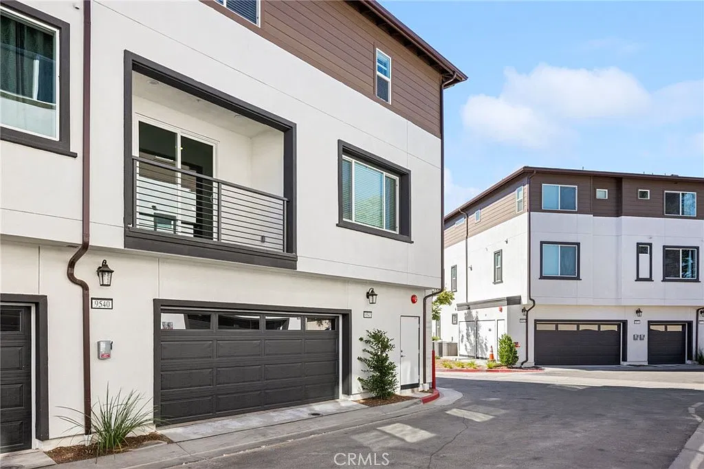 3 bed, 2.5 bath, 1444 sqft, $3,400 — Photo 2