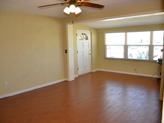 2nd image of 34 Poinsettia Dr