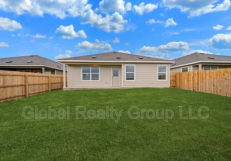9105 Navarro Vis — Photo 32