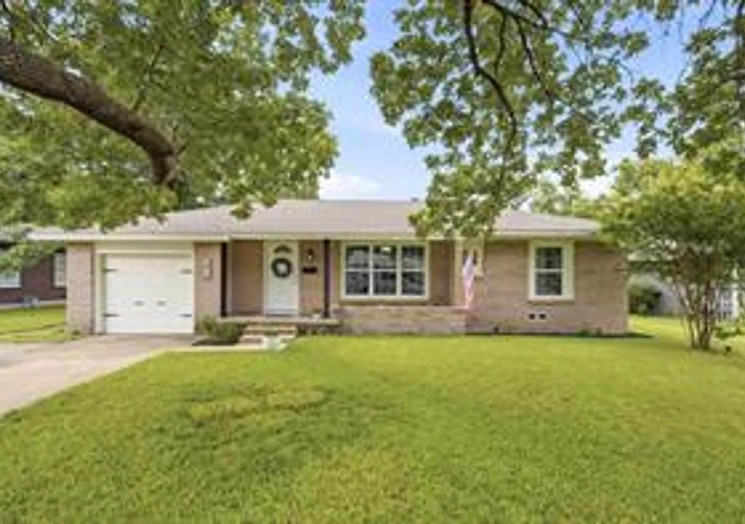 Beautiful Sherman 4 Bedroom 2 Bath For Lease- Close To Fairview Park! — Photo 1