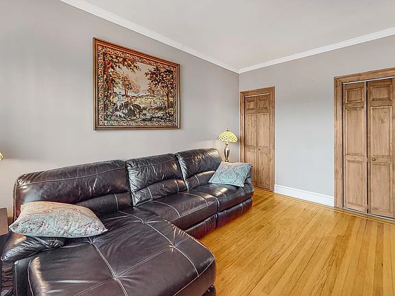 5th image of 2582 48th St