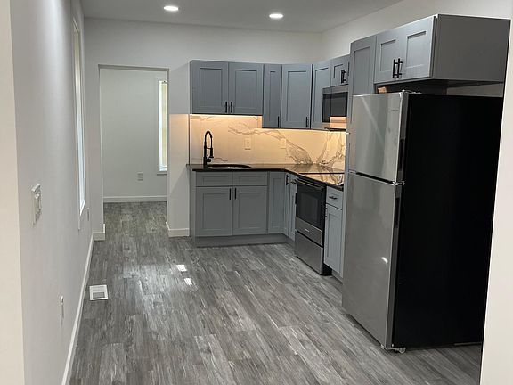 4th image of 1009 N Pine St
