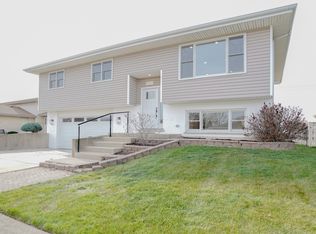 932 Cliff Ct, Carol Stream, IL 60188