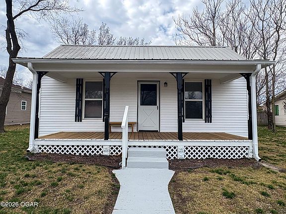 2nd image of 206 S Winfield Avenue