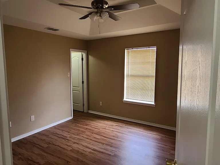 305 N H St — Photo 12