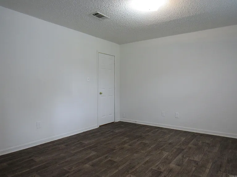 613 Hamburg St — Photo 2