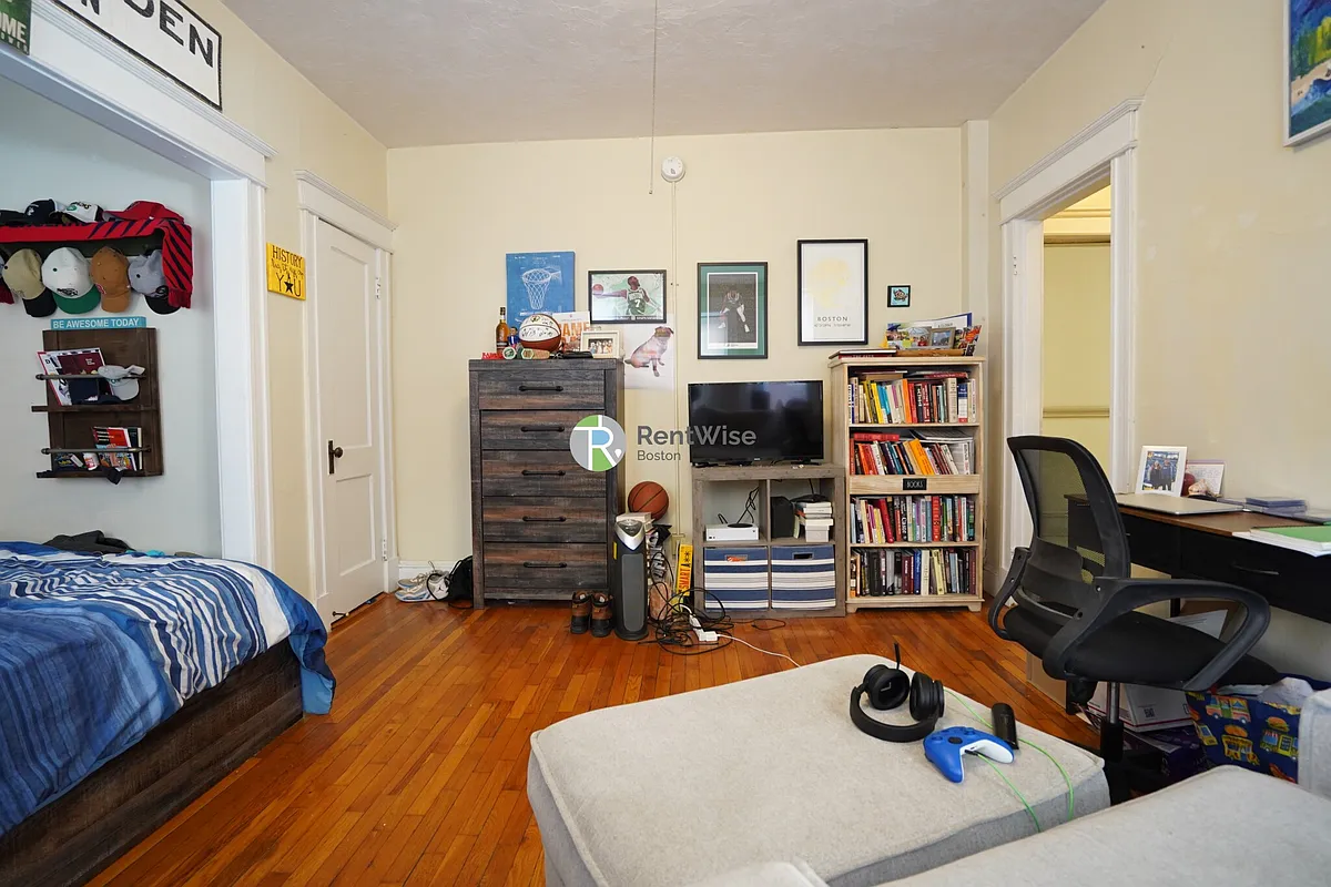 Building Photo - 217 Kelton St #3