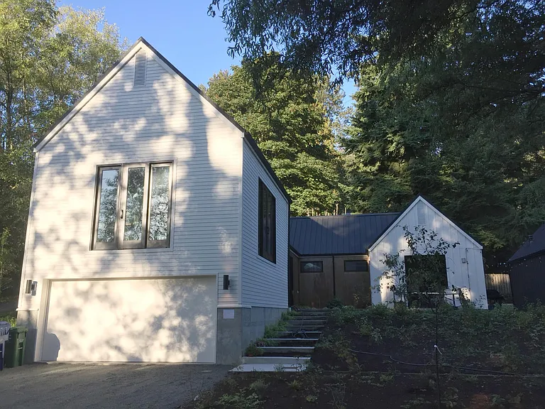 2512 SW Graham St — Photo 1