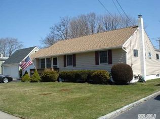 32 Parkside Ln, North Babylon, NY 11703