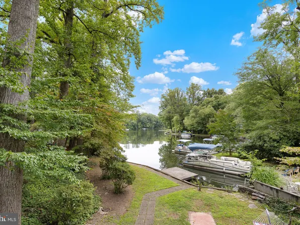 6334 Lakeview Dr, Falls Church, VA 22041