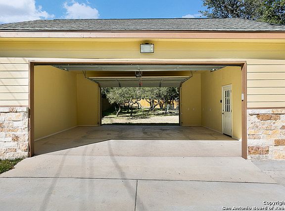 4th image of 1227 Mendelin Dr