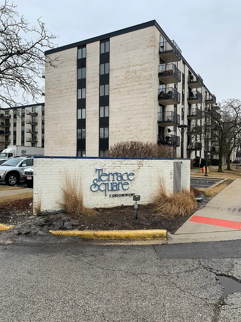 9118 W Elmwood Dr APT 1N photo 1