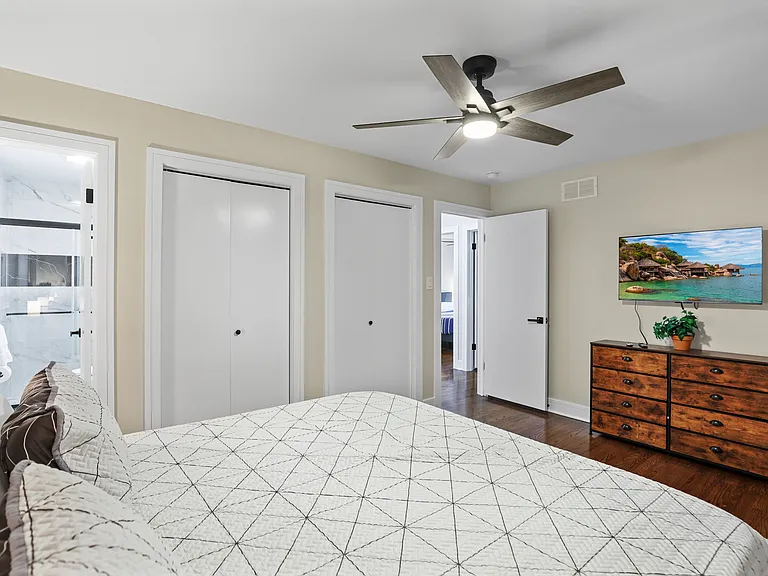8S045 Hudson St — Photo 23