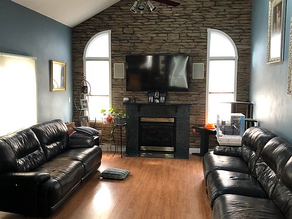 Living Room/ Gas Fireplace 