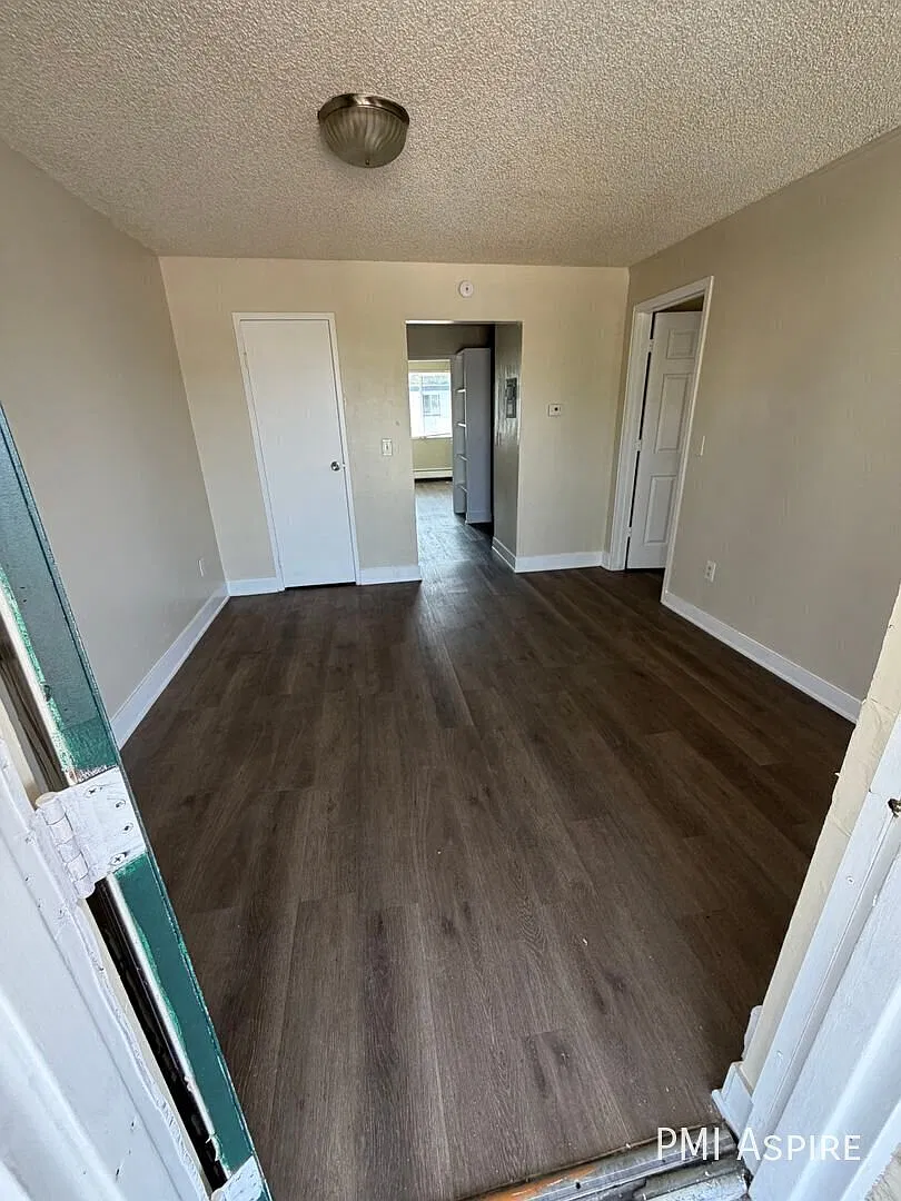 Aurora Apartment with Excellent Access to Transit & Shopping — Photo 2