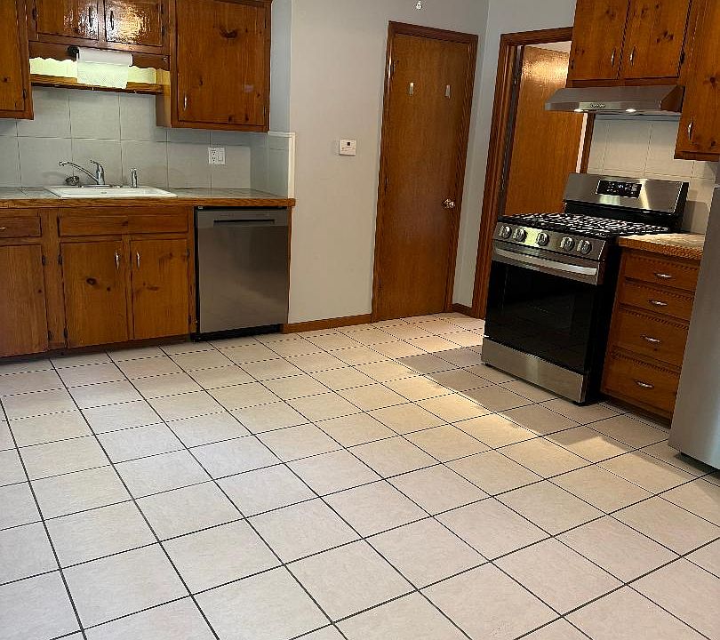 1st image of 22 Oak Hill Ave Floor 1