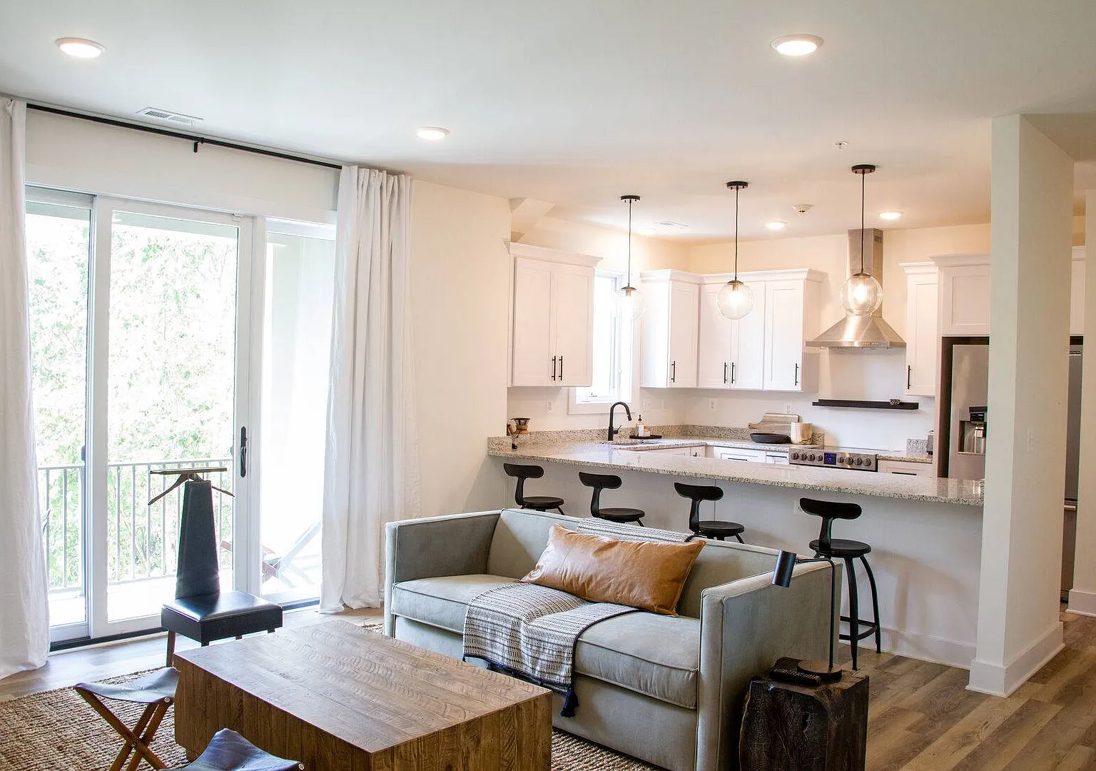 2 bed, 1200 sqft, $4,500 — Photo 1