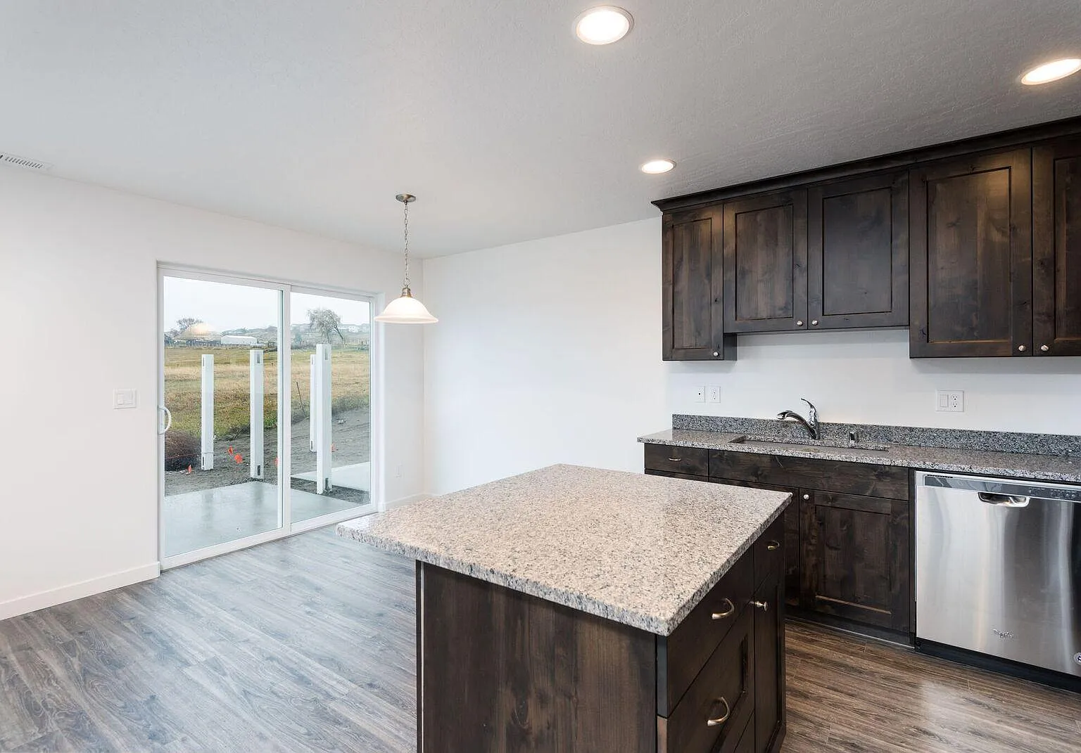 3 bed, 2.5 bath, 1400 sqft, $2,100 — Photo 4