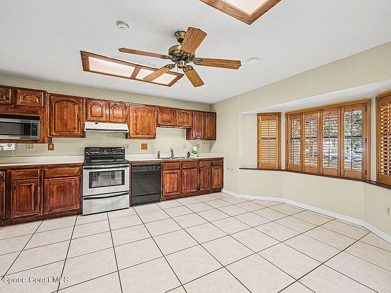 525 N Burnett Rd — Photo 4