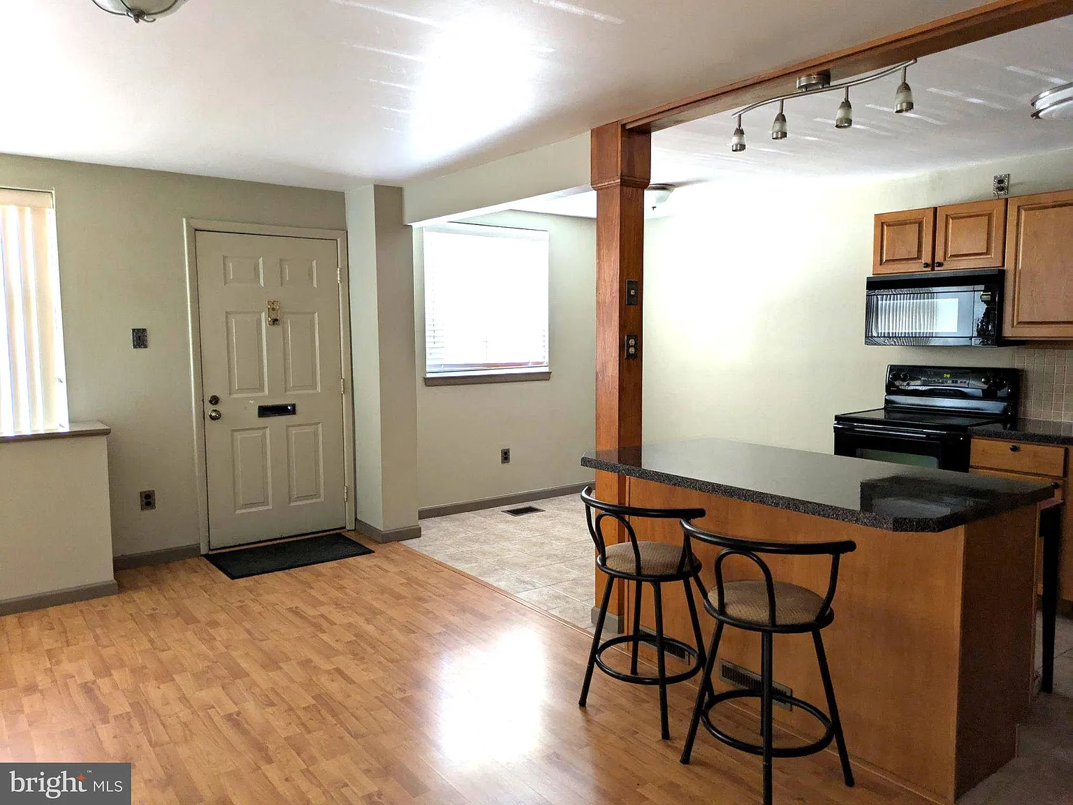 2 bed, 1.5 bath, 1300 sqft, $1,900 — Photo 2
